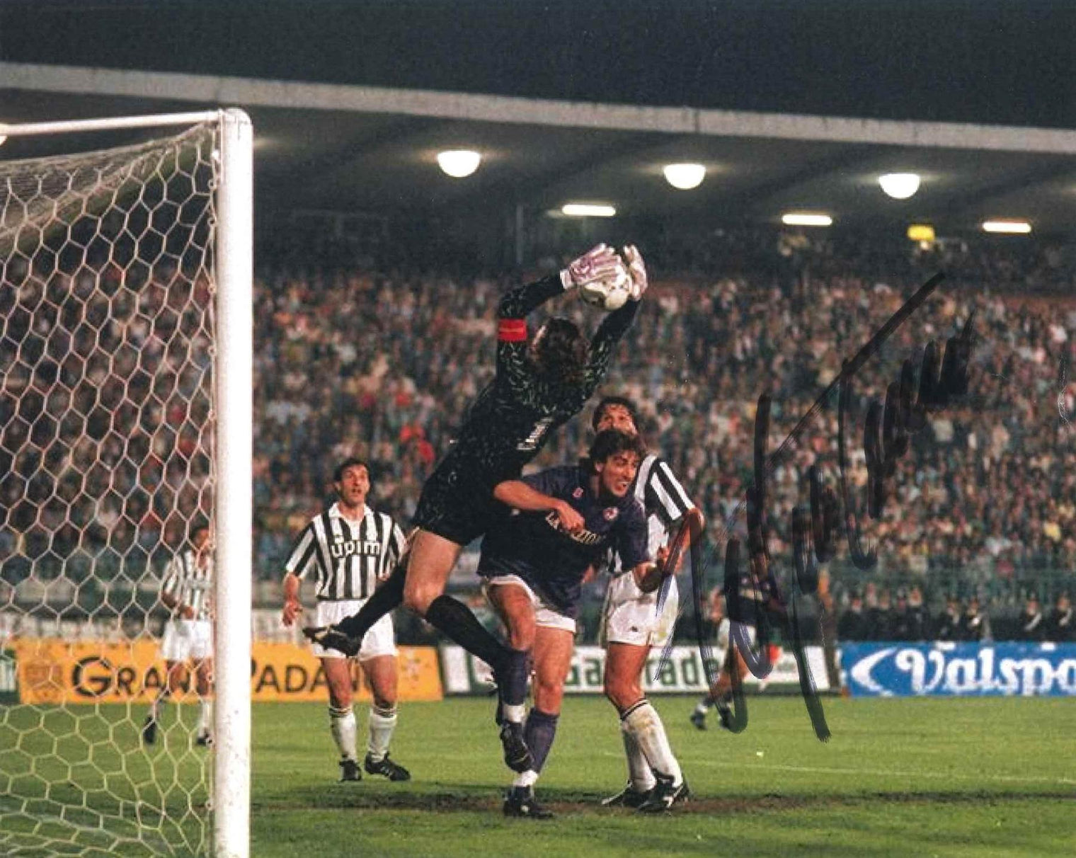 Fotografia autografata Stefano Tacconi portiere Juventus in azione di parata anni '80 – autografo originale pennarello nero – 29,5x21 cm – condizioni Excellent