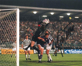 Fotografia autografata Stefano Tacconi portiere Juventus in azione di parata anni '80 – autografo originale pennarello nero – 29,5x21 cm – condizioni Excellent
