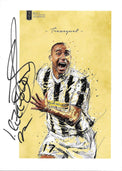 Poster artistico autografato David Trezeguet illustrazione JVLCSDSGN 2017 maglia Juventus bianconera numero 17 sponsor New Holland sfondo giallo acquerello – autografo originale pennarello nero lato sinistro con nome scritto per esteso – 20x15 cm – condizioni Excellent