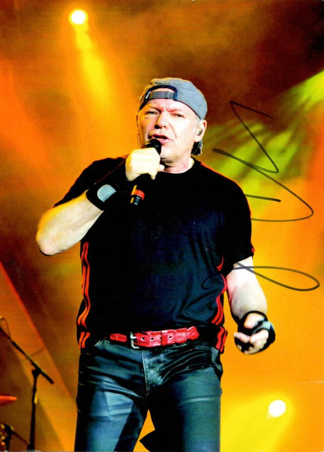 Fotografia autografata Vasco Rossi durante un concerto live – 17,7x13 cm – autografo originale pennarello nero – COA Associazione Autografia incluso