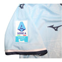 Dettaglio patch Serie A Enilive maglia Lazio Home 2024-25 Player Issued – Mizuno – Matías Vecino numero 5