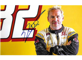 Fotografia autografata Jacques Villeneuve in tuta da corsa Sparco – sfondo numero 32 giallo – autografo originale pennarello blu – 20x15 cm – condizioni Excellent