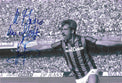 Fotografia autografata con dedica Pietro Paolo Virdis azione maglia Milan righe nere rosse Kappa sponsor Mediolanum stelle serie A anni 80 bianco e nero tribune stracolme – dedica autografo pennarello blu in alto a sinistra – 28,8x19,7 cm – condizioni Excellent