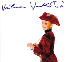 Fotografia autografata Milena Vukotic costume teatrale tricorno – firma nome e cognome – MTM Memorabilia