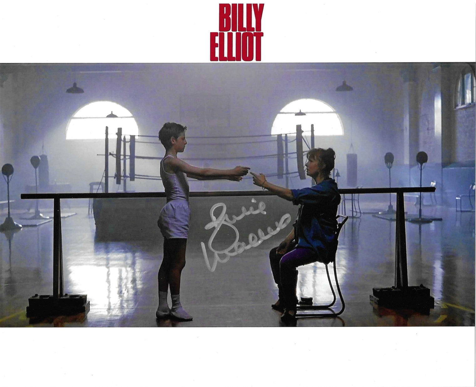 Fotografia autografata Julie Walters scena Billy Elliot Mrs. Wilkinson in sala ballo – firma originale pennarello argento – 25x20 cm – condizioni Excellent