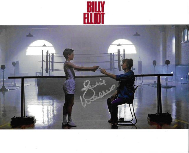 Fotografia autografata Julie Walters scena Billy Elliot Mrs. Wilkinson in sala ballo – firma originale pennarello argento – 25x20 cm – condizioni Excellent