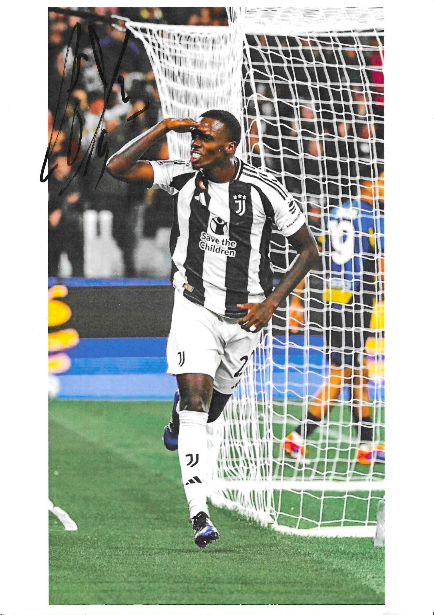 Fotografia autografata Timothy Weah esultanza gol davanti alla rete maglia Juventus bianconera Adidas Save the Children numero 22 stagione 2024-25 – autografo originale pennarello nero in alto a sinistra – 29,8x21 cm – condizioni Excellent