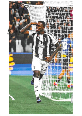 Fotografia autografata Timothy Weah esultanza gol davanti alla rete maglia Juventus bianconera Adidas Save the Children numero 22 stagione 2024-25 – autografo originale pennarello nero in alto a sinistra – 29,8x21 cm – condizioni Excellent
