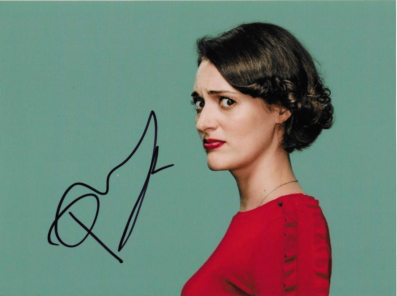 Fotografia autografata Phoebe Waller-Bridge ritratto a colori sfondo verde acqua abito rosso – firma originale pennarello nero – 20,2x15,2 cm – condizioni Excellent