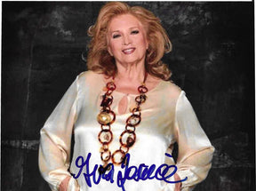 Fotografia autografata Iva Zanicchi ritratto a colori camicia avorio collana decorativa sfondo scuro – firma originale pennarello blu – 20x15 cm – condizioni Excellent