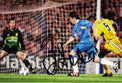 Fotografia autografata Gianfranco Zola in azione davanti alla porta del Leeds United maglia Chelsea blu Autoglass Umbro portiere e difensore Leeds in campo – autografo originale pennarello nero al centro – 15x10 cm – condizioni Excellent