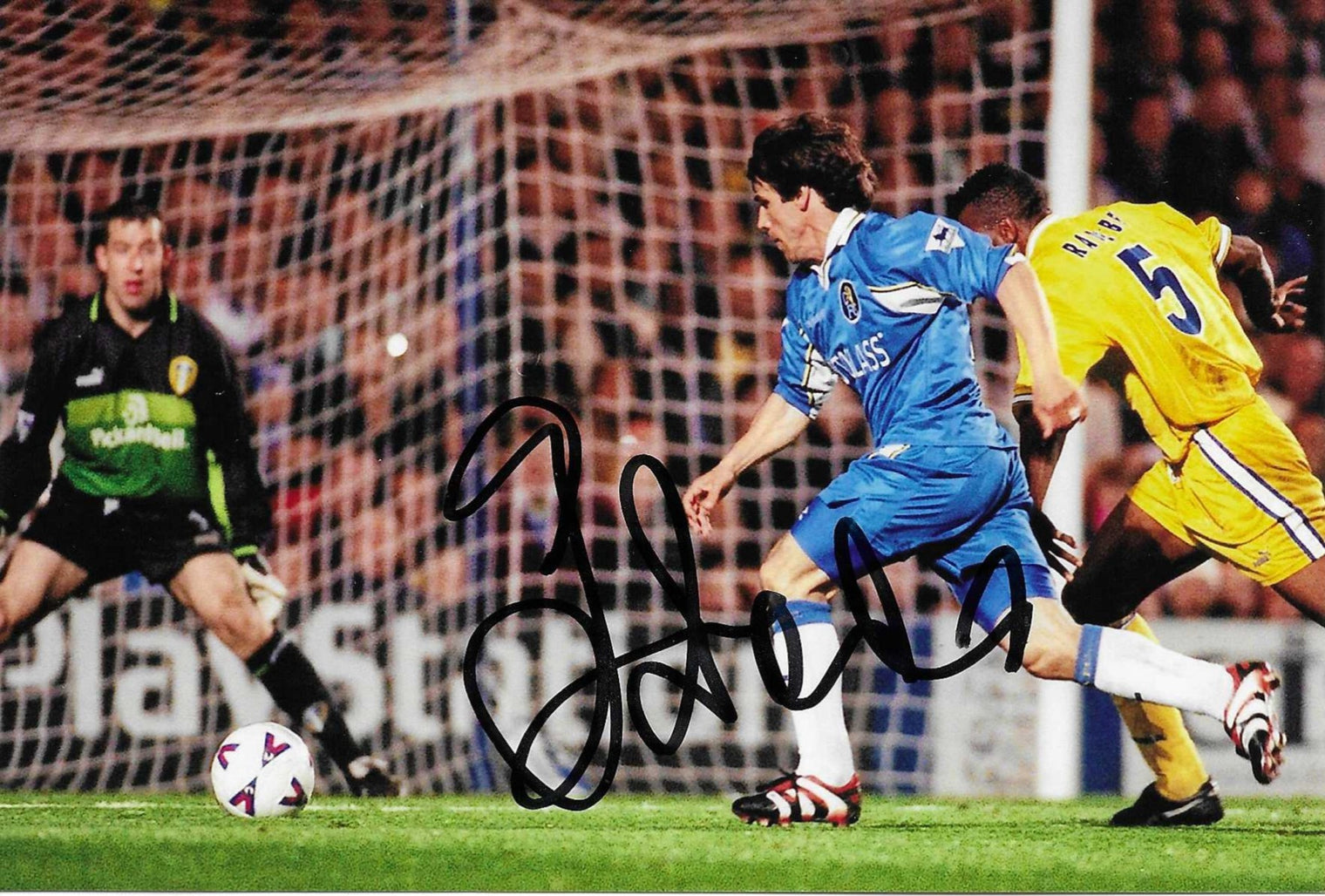 Fotografia autografata Gianfranco Zola in azione davanti alla porta del Leeds United maglia Chelsea blu Autoglass Umbro portiere e difensore Leeds in campo – autografo originale pennarello nero al centro – 15x10 cm – condizioni Excellent