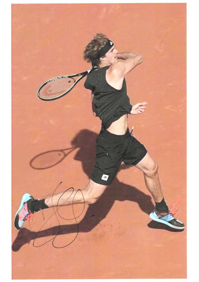 Fotografia autografata Alexander Zverev azione su terra rossa tuta Adidas nera canotta scarpe azzurre – autografo originale pennarello nero ATP Finals Torino 2024 – 21x29,7 cm – condizioni Excellent