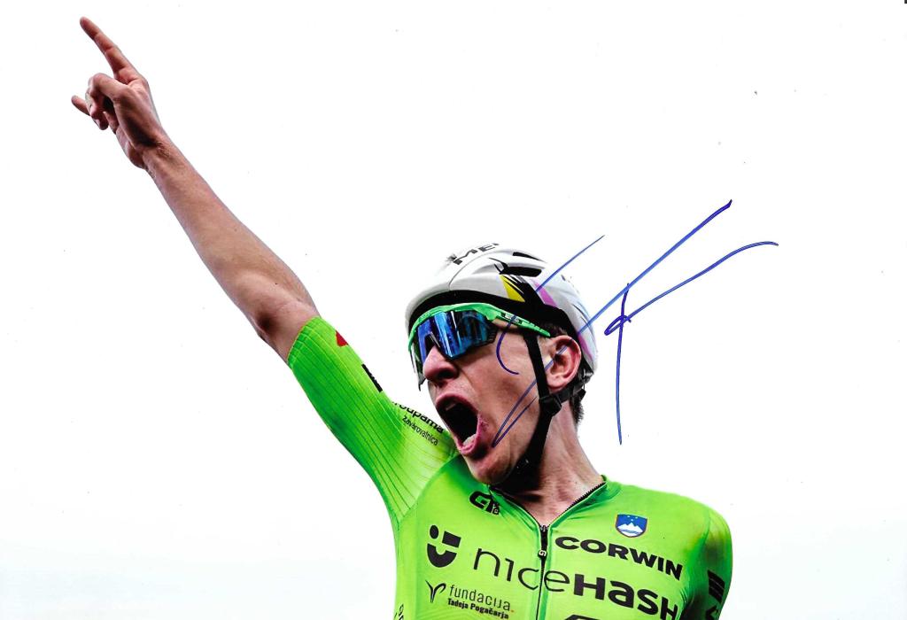 Autografo su foto di Tadej Pogacar grande icona del ciclismo mondiale