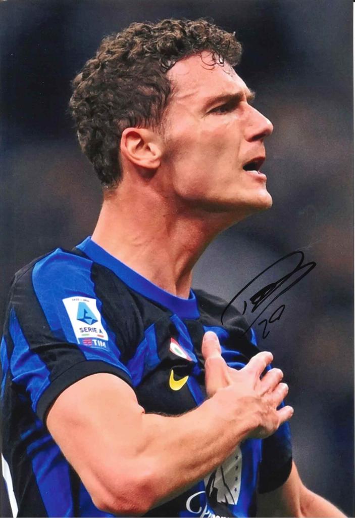 Autografo di Benjamin Pavard Fotografia con la maglia dell’Inter