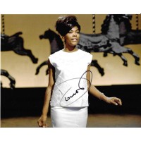 Fotografia autografata di Dionne Warwick in abito bianco da palco
