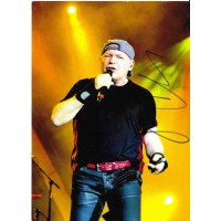 Fotografia autografata di Vasco Rossi durante un concerto live