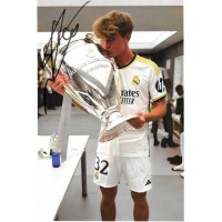 Fotografia autografata di Nicols Paz con Coppa dei Campioni 