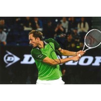 Autografo di Daniil Medvedev in gara su fotografia a colori  