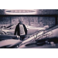 Autografo di Horacio Pagani fotografia nello showroom Pagani